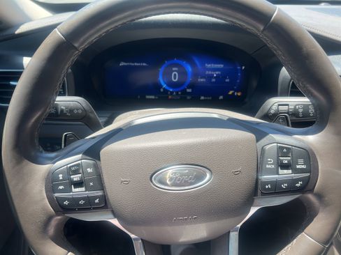 Used 2020 Ford Explorer Platinum w/ Premium Technology Package AWD/4WD image 13