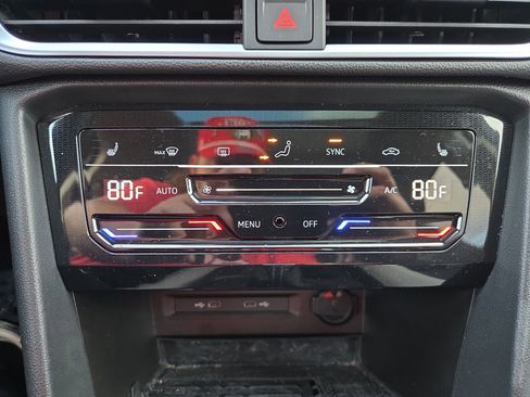 Used 2025 Volkswagen Taos SE image 14