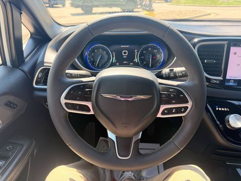 Used 2025 Chrysler Pacifica Select FWD image 13