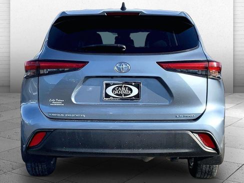 Used 2022 Toyota Highlander LE image 3