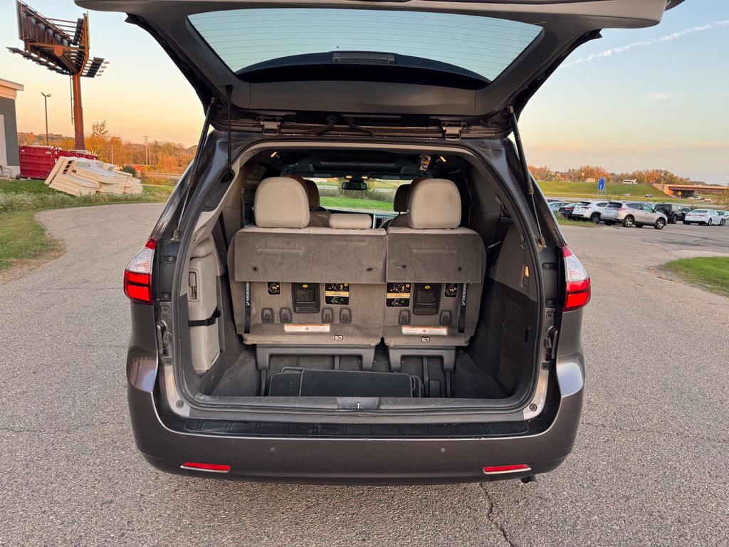 Certified 2018 Toyota Sienna XLE Premium w/ Carpet Mat Package FWD image 17