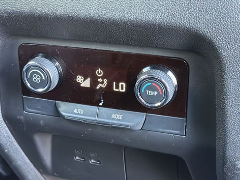 Used 2025 Chevrolet Traverse LT FWD image 27