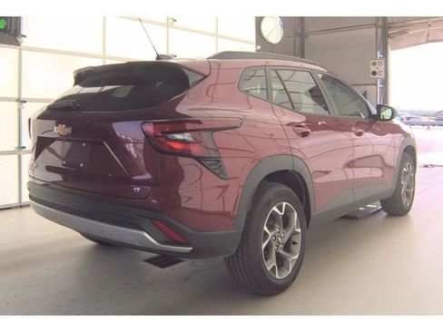 Used 2025 Chevrolet Trax LT w/ LT Convenience Package image 6