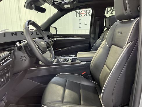 Used 2025 Cadillac Escalade Premium Luxury image 6