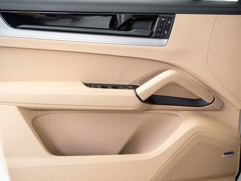 Certified 2026 Porsche Cayenne E-Hybrid AWD/4WD image 6