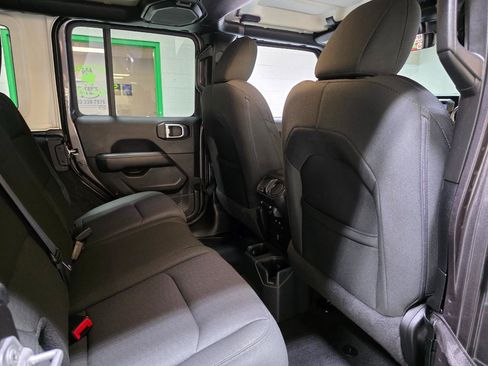Used 2019 Jeep Wrangler Unlimited Sahara w/ Uconnect 4C Nav & Sound Group AWD/4WD image 21