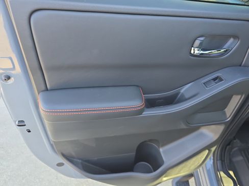 Used 2025 Nissan Frontier PRO-4X image 12