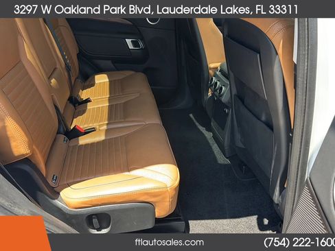 Used 2017 Land Rover Discovery HSE AWD/4WD image 40