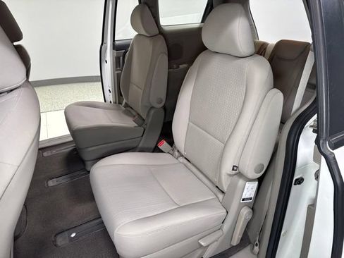 Used 2018 Kia Sedona L FWD image 2