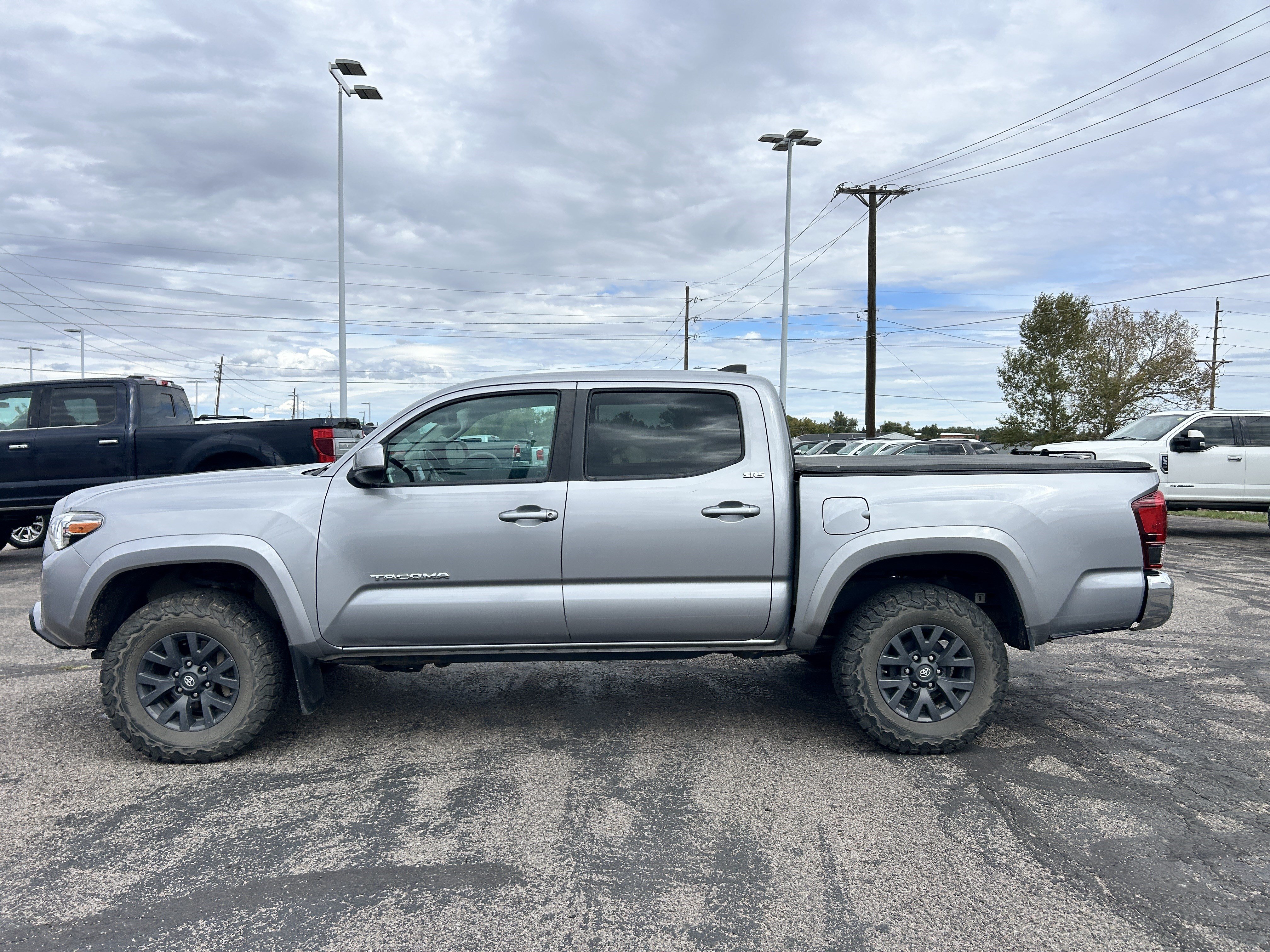 Used 2021 Toyota Tacoma SR5 AWD/4WD image 2