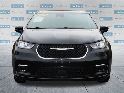 Used 2023 Chrysler Pacifica Touring-L image 2