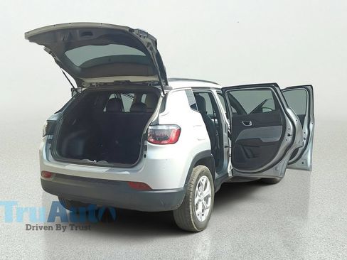 Used 2024 Jeep Compass Latitude AWD/4WD image 15