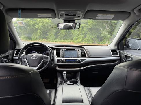 Used 2019 Toyota Highlander XLE AWD/4WD image 25