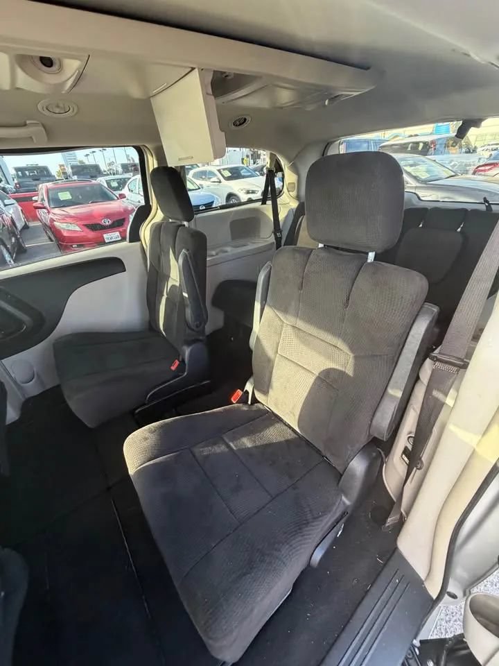 Used 2012 Chrysler Town & Country Touring FWD image 8