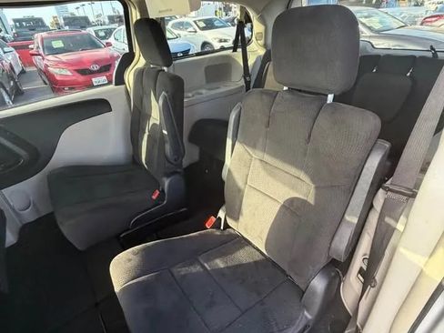 Used 2012 Chrysler Town & Country Touring FWD image 8