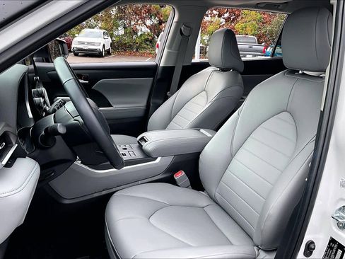 Used 2024 Toyota Highlander XLE image 7