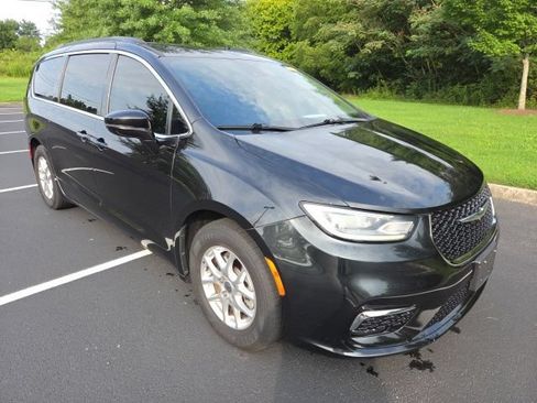 Used 2022 Chrysler Pacifica Touring-L FWD image 3
