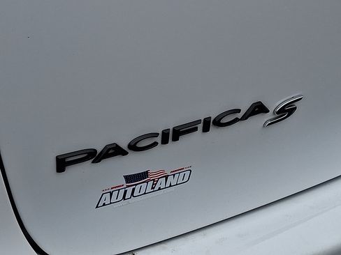 Certified 2024 Chrysler Pacifica Limited FWD image 31