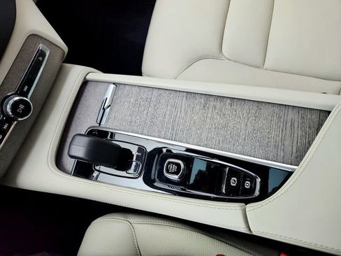 Used 2023 Volvo XC90 B5 Plus image 20