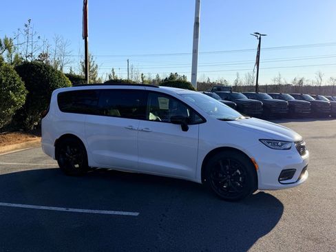 New 2026 Chrysler Pacifica Select w/ S Appearance Package FWD image 12