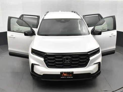 Used 2025 Honda Pilot Sport image 10