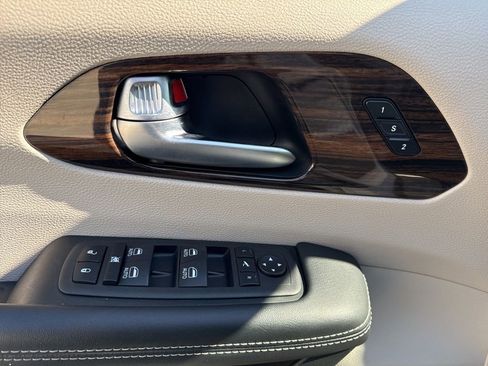Used 2023 Chrysler Pacifica Limited FWD image 41