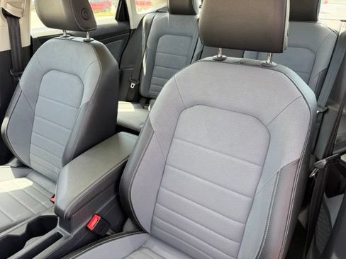 Used 2025 Volkswagen Jetta SE FWD image 10