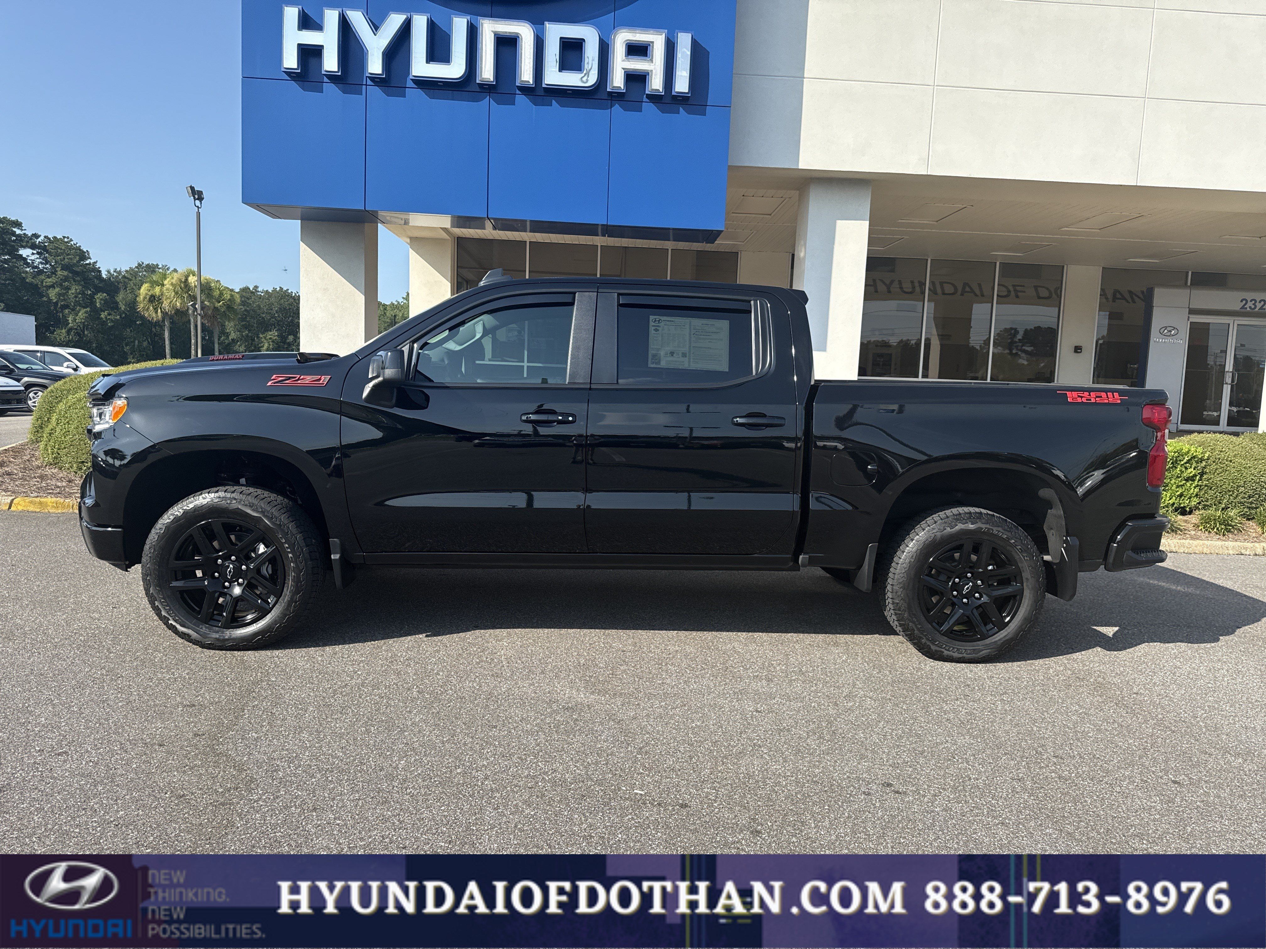 Used 2025 Chevrolet Silverado 1500 LT Trail Boss w/ Convenience Package II AWD/4WD image 2