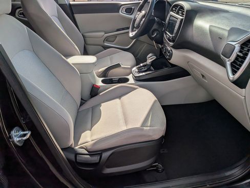 Used 2023 Kia Soul LX image 32