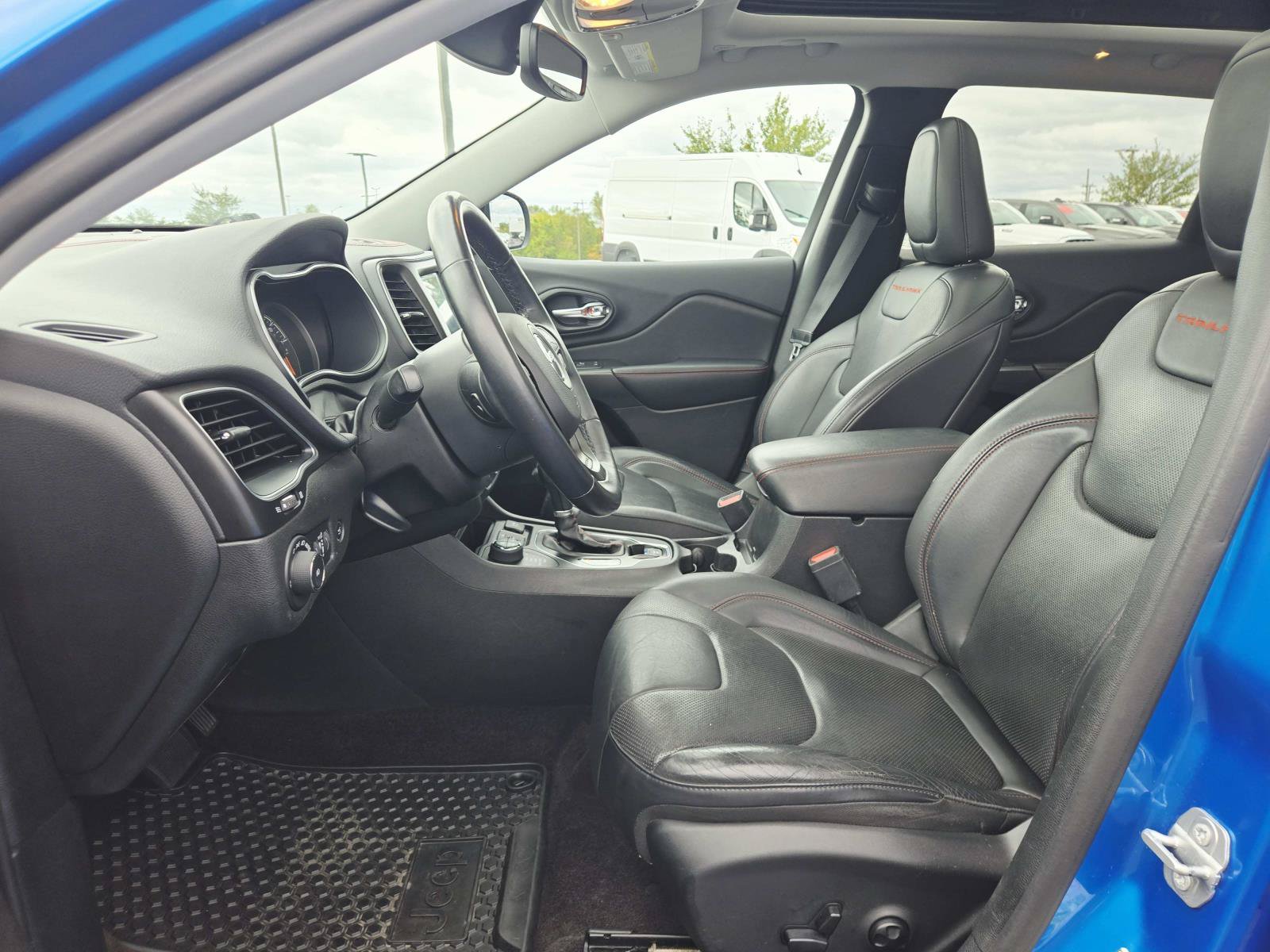 Used 2019 Jeep Cherokee Trailhawk AWD/4WD image 13