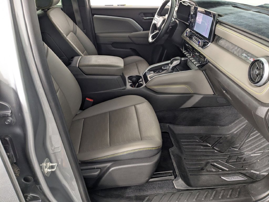 Used 2025 Chevrolet Colorado ZR2 w/ Technology Package AWD/4WD image 34