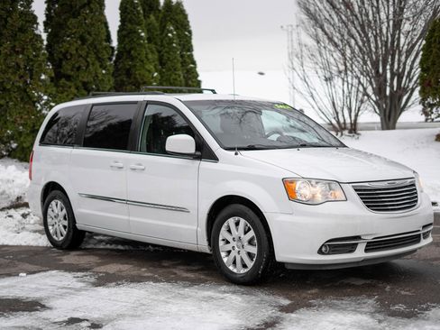 Used 2016 Chrysler Town & Country Touring image 3