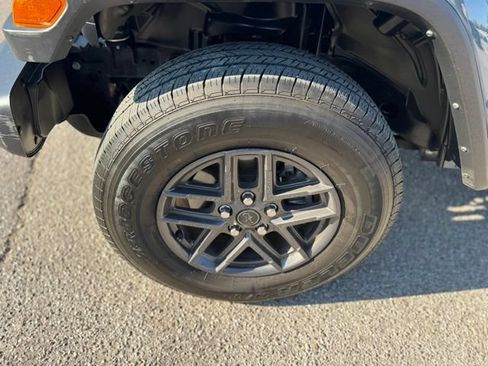 Used 2024 Jeep Gladiator Sport AWD/4WD image 8