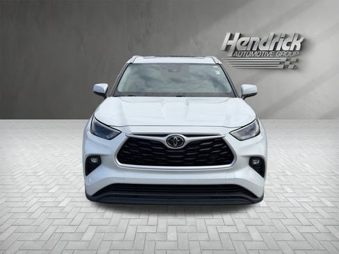 Used 2022 Toyota Highlander XLE FWD image 3