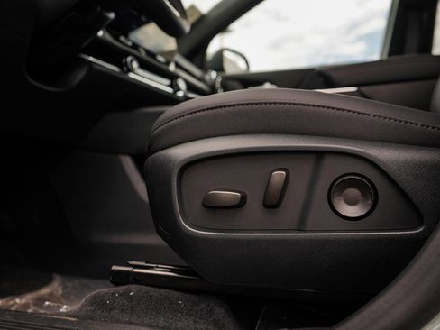 New 2026 Chevrolet Equinox LT w/ Convenience Package II image 18