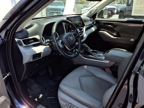 Used 2022 Toyota Highlander Limited FWD image 15
