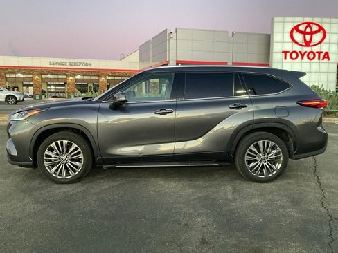 Used 2024 Toyota Highlander Platinum image 7
