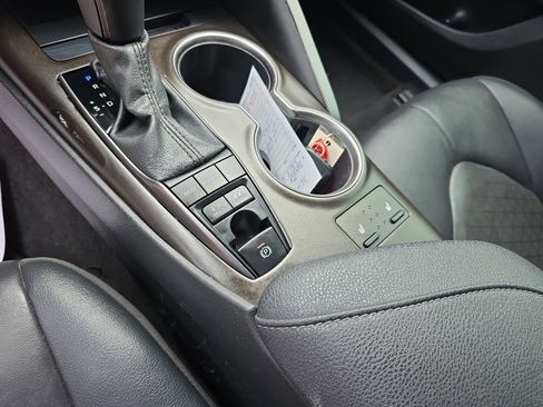 Used 2022 Toyota Camry XSE w/ Cold Weather Package FWD image 9