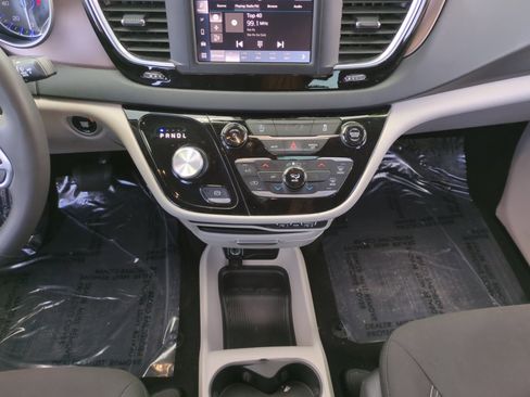 Used 2023 Chrysler Voyager LX image 11