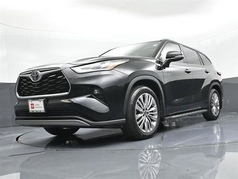 Certified 2024 Toyota Highlander Platinum FWD image 32
