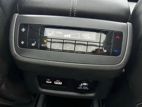 Used 2024 Nissan Pathfinder Platinum image 21