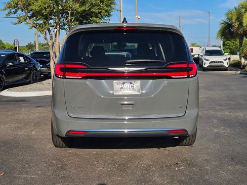 Used 2023 Chrysler Pacifica Touring-L w/ Uconnect Theater Family Group AWD/4WD image 7