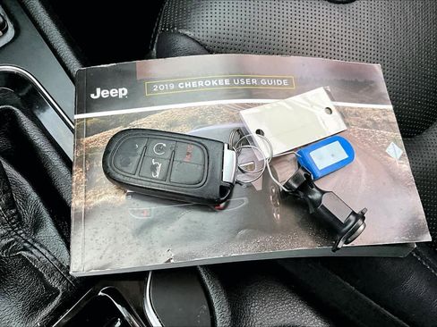 Used 2019 Jeep Cherokee Limited image 15