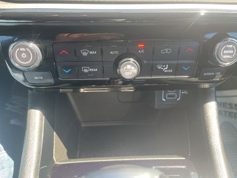 Used 2025 Jeep Compass Trailhawk AWD/4WD image 22