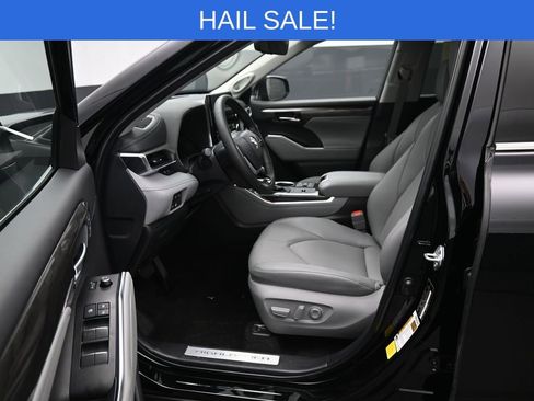 Used 2025 Toyota Highlander Limited image 9