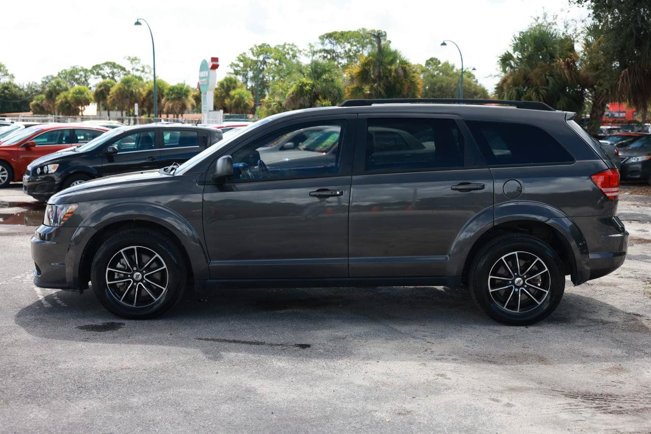Used 2018 Dodge Journey SE w/ Connectivity Group FWD image 3