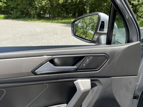Used 2024 Volkswagen Tiguan SE w/ Panoramic Sunroof Package AWD/4WD image 15