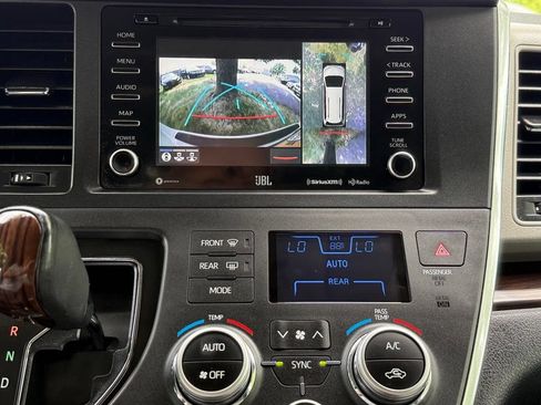 Used 2018 Toyota Sienna Limited Premium FWD image 41
