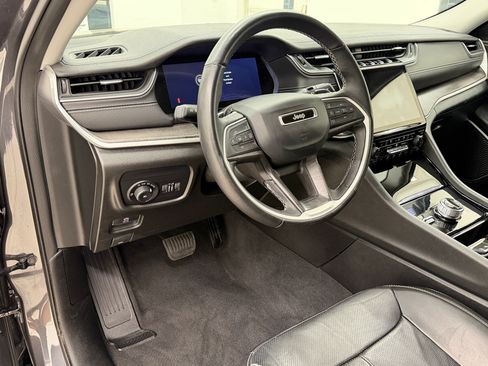 Used 2022 Jeep Grand Cherokee Limited w/ Luxury Tech Group II AWD/4WD image 4