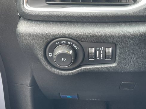 Used 2025 Chrysler Pacifica Limited FWD image 32